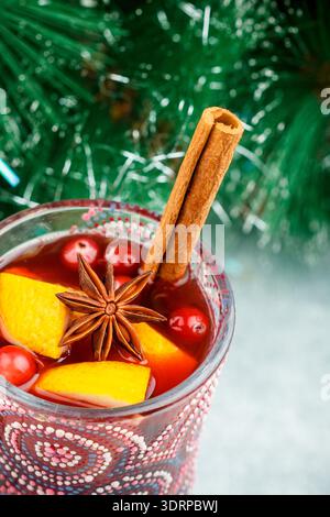 Traditioneller weihnachtlicher Glühwein mit Gewürzen (Zimt, Sternanis, Kardamom) und Früchten (Zitrus, Preiselbeere, Äpfel) auf gre Stockfoto