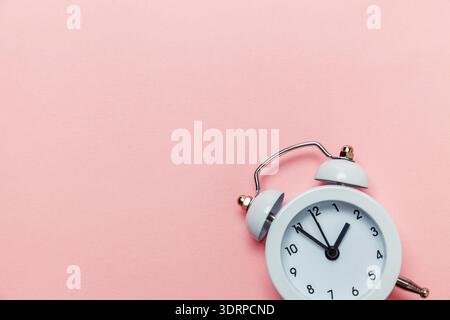 Vintage Wecker isoliert auf rosa Pastellhintergrund Stockfoto