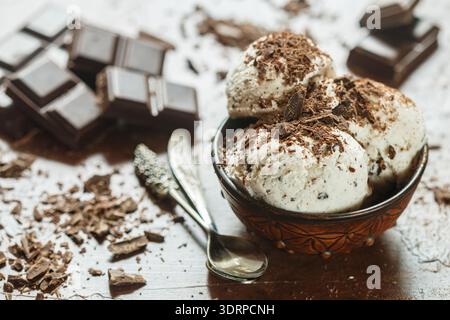 Hausgemachtes Vanilleeis mit Schokoladenchips. Erfrischendes Dessert für Feinschmecker. Stracciatella Stockfoto