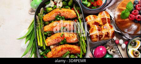 Im Ofen gebratener Lachs mit grünen Bohnen und Spargel zum Osterbrunch oder Abendessen auf hellem Hintergrund. Draufsicht. Stockfoto