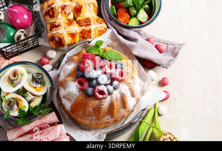Im Ofen gebratener Lachs mit grünen Bohnen und Spargel zum Osterbrunch oder Abendessen auf hellem Hintergrund. Draufsicht. Stockfoto