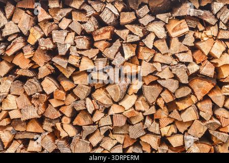 Holzhaufen. Hintergrund der gestapelten gehackten Logs. Feuerholz aufhäufen. Selektiver Fokus Stockfoto