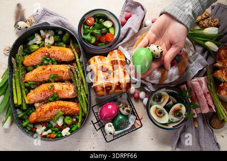 Im Ofen gebratener Lachs mit grünen Bohnen und Spargel zum Osterbrunch oder Abendessen auf hellem Hintergrund. Draufsicht. Stockfoto
