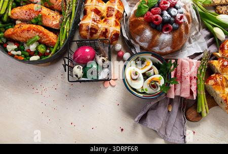 Im Ofen gebratener Lachs mit grünen Bohnen und Spargel zum Osterbrunch oder Abendessen auf hellem Hintergrund. Draufsicht. Stockfoto