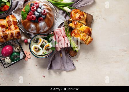 Im Ofen gebratener Lachs mit grünen Bohnen und Spargel zum Osterbrunch oder Abendessen auf hellem Hintergrund. Draufsicht. Stockfoto