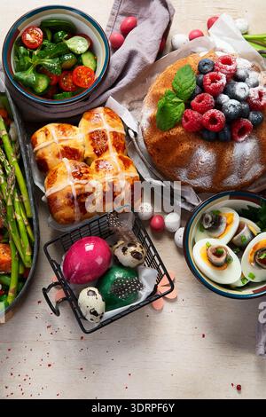 Im Ofen gebratener Lachs mit grünen Bohnen und Spargel zum Osterbrunch oder Abendessen auf hellem Hintergrund. Draufsicht. Stockfoto