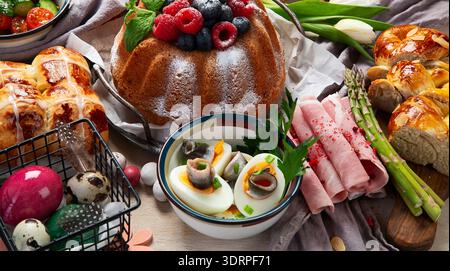 Im Ofen gebratener Lachs mit grünen Bohnen und Spargel zum Osterbrunch oder Abendessen auf hellem Hintergrund. Draufsicht. Stockfoto