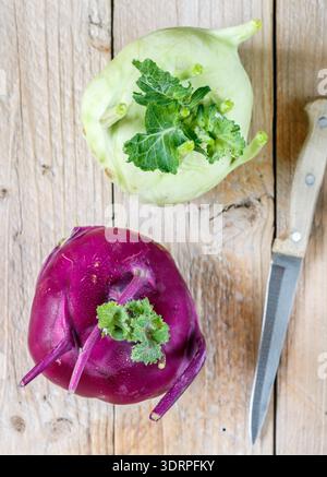 Frische organische Grün und Lila kohlrabi Weißkohl auf hölzernen Tisch. Die Ernte von Gemüse. Selektiver Fokus Stockfoto
