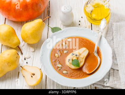 Köstliche Kürbissuppe mit Birnen und Blauschimmelkäse auf einem weißen Teller. Selektiver Fokus Stockfoto