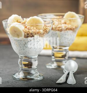 Joghurt mit Chiasamen, Banane, Nüssen und Müsli. Gesundes Frühstück. Selektiver Fokus Stockfoto