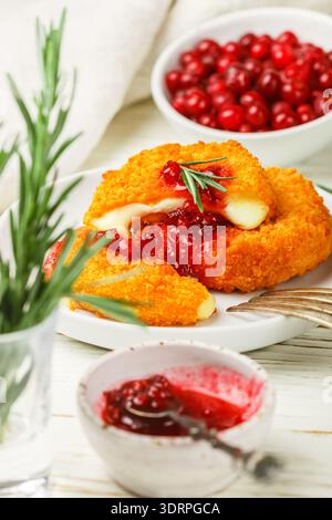 Gebackenen oder frittierten Camembert oder Brie Käse mit Preiselbeeren und Rosmarin Sauce. Gourmet Frühstück. Selektiver Fokus Stockfoto