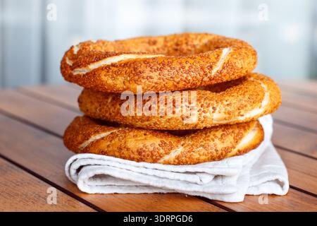 Türkische Bagel Simit mit Sesam, traditionelles Gebäck der Türkei. Selektiver Fokus Stockfoto