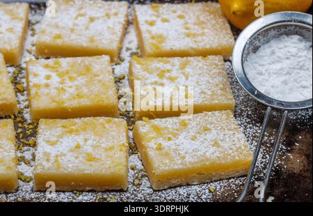 Zubereitung Dessert Zitronenquadrate (Zitronenriegel). Amerikanische Küche Stockfoto