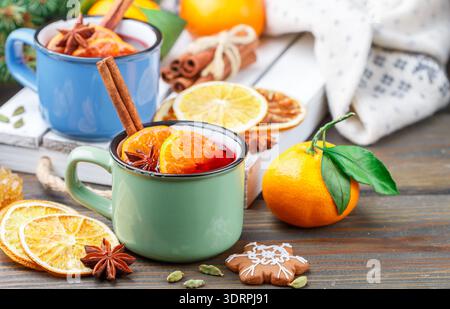 Traditioneller heißer Wintertee (Kompott) mit Preiselbeeren, Zitrusfrüchten (Orange oder Mandarine), Zimt, Honig, Kardamom und Stern an Stockfoto