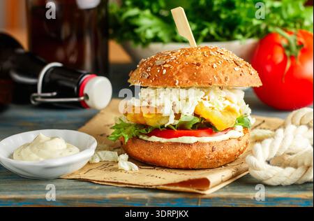Fisch-Burger. Köstliche Burger mit gebratenem Weißfisch (Kabeljau, pollock, Barsch, Seehecht), Tomaten, Salat, perkinkohl mit Tatar Stockfoto