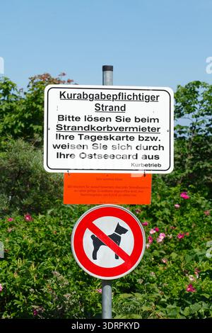 Schild "Hunde erlaubt", Schild "Hunde erlaubt", Schild, das darauf hinweist, dass die Kurtaxe am Strand zu entrichten ist Stockfoto
