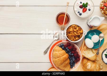 Morning Meal Collection auf einem Holztisch mit verschiedenen Speisen und Getränken Stockfoto