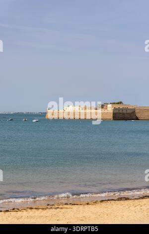 Cadiz, Spanien, Andalusien - 31. März 2025: Sternförmige Burg Santa Catalina aus dem 17. Jahrhundert (Castillo de Santa Catalina). Sandstrand La Caleta Stockfoto