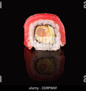 Sushi Collage mit verschiedenen Sushi Rolls auf dunklem Hintergrund Stockfoto