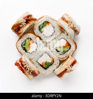 Sushi Collage mit verschiedenen Rolls in einem ordentlichen Muster mit bunten Zutaten Stockfoto