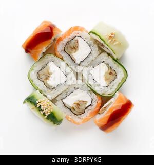 Collage von Sushi Rolls in einem bunten Muster auf weißem Hintergrund Stockfoto