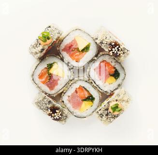 Sushi-Collage mit verschiedenen Rolls und Zutaten auf weißem Hintergrund Stockfoto