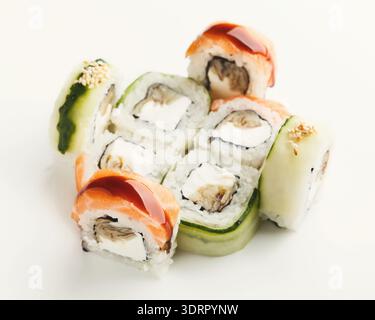 Sushi-Rolls in einer farbenfrohen Kollektion auf einem Ebenen Hintergrund Stockfoto