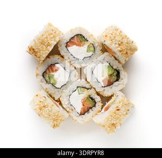 Sushi-Rolls in einem kreisförmigen Muster auf weißem Hintergrund mit Sesam Seeds Stockfoto