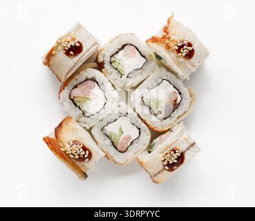 Sushi-Rolls in einer einzigartigen Collage mit verschiedenen Geschmacksrichtungen und Styles Stockfoto