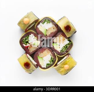 Bunte Sammlung von Sushi-Rollen in einem einzigartigen Muster auf einer weißen Oberfläche Stockfoto