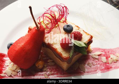 Köstliche Dessertsammlung auf einer weißen Platte mit verschiedenen Früchten und Texturen Stockfoto