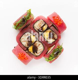 Sammlung von Sushi Rolls in einem Mosaikmuster auf weißem Hintergrund Stockfoto