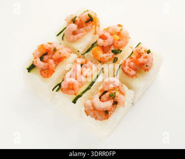 Sammlung von Shrimp Sushi Stücken in einem ordentlichen Set auf einer sauberen Oberfläche angeordnet Stockfoto