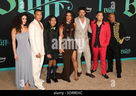 Safia Oakley-Green, Ismael Cruz Cordova, Vedanten Naidoo, Priyanka Chopra Jonas, Karl Urban, Frank E. Flowers und Temuera Morrison bei der Weltpremiere des Amazon Prime Video Films 'The Bluff' im TCL Chinese Theatre. Los Angeles, 17.02.2026 Stockfoto