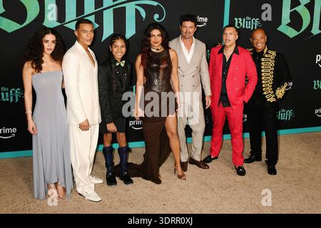 Safia Oakley-Green, Ismael Cruz Cordova, Vedanten Naidoo, Priyanka Chopra Jonas, Karl Urban, Frank E. Flowers und Temuera Morrison bei der Weltpremiere des Amazon Prime Video Films 'The Bluff' im TCL Chinese Theatre. Los Angeles, 17.02.2026 Stockfoto