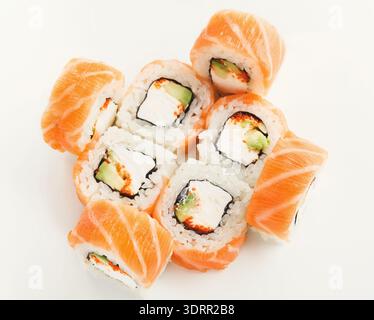 Salmon Sushi Rolls in kreisförmigem Muster auf weißem Hintergrund Stockfoto