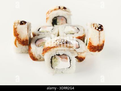 Sammlung von Sushi-Rollen auf einer Platte mit verschiedenen Füllungen und Belägen in klarer Ansicht Stockfoto