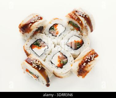 Sammlung von Sushi Rolls in einem geometrischen Muster auf weißem Hintergrund Stockfoto