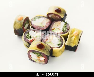 Creative Sushi Collage mit verschiedenen Rollen mit leuchtenden Farben und Texturen Stockfoto