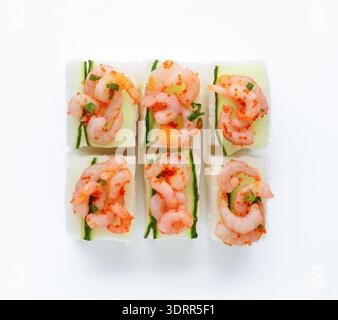 Sammlung von Sushi-Stücken mit Garnelen auf der Oberseite in einem Gittermuster angeordnet Stockfoto