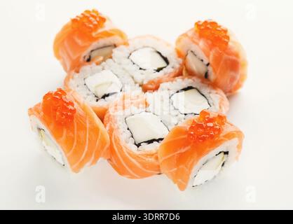 Sushi-Rolls mit Lachs und Fischrogen in einem ordentlichen Muster für die Präsentation angeordnet Stockfoto
