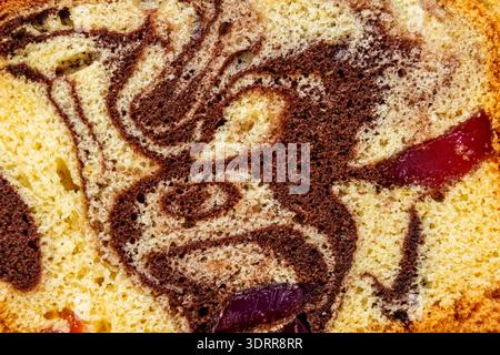 Scheiben rumänischer Biskuitkuchen mit Kakao und türkischem Gebäck erfreuen sich in Form eines Affenkopfes Stockfoto
