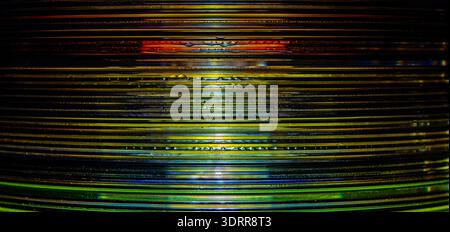Ein Makrofoto eines Stapels von CDs, aufgenommen aus einer Seitenansicht Stockfoto