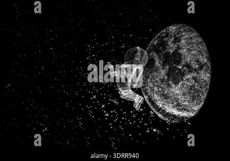 Astronaut im Weltraum, der am Sternenhimmel neben dem Mond reist, Lasergravur in eine Kristallkugel Stockfoto