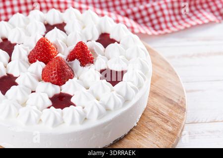 Frischer Erdbeerkuchen auf Holztisch Stockfoto