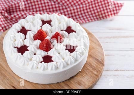 Frischer Erdbeerkuchen auf Holztisch Stockfoto