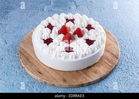 Frischer Erdbeerkuchen auf blauem Hintergrund Stockfoto