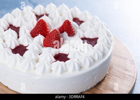 Frischer Erdbeerkuchen auf blauem Hintergrund Stockfoto