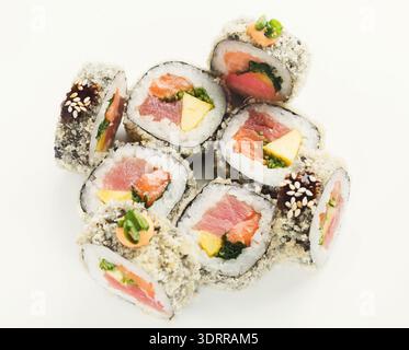 Sammlung von Sushi Rolls in einem kreisförmigen Muster auf weißem Hintergrund Stockfoto