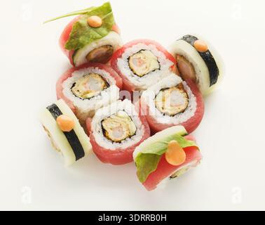Sushi-Collage mit verschiedenen Rollentypen in kreativem Design Stockfoto